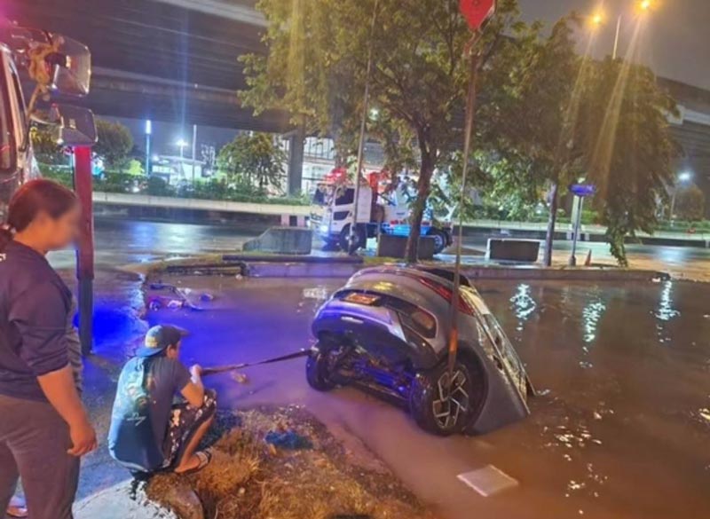 รถตกคูน้ำ ตอนน้ำท่วม รถตกคูน้ำ ตอนน้ำท่วม