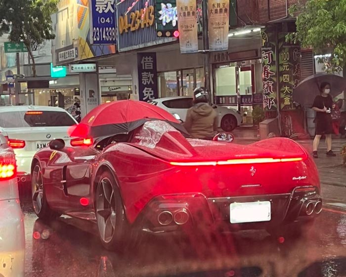 กางร่มขับซูเปอร์คาร์ กางร่มขับซูเปอร์คาร์