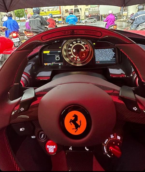 กางร่มขับซูเปอร์คาร์ กางร่มขับซูเปอร์คาร์