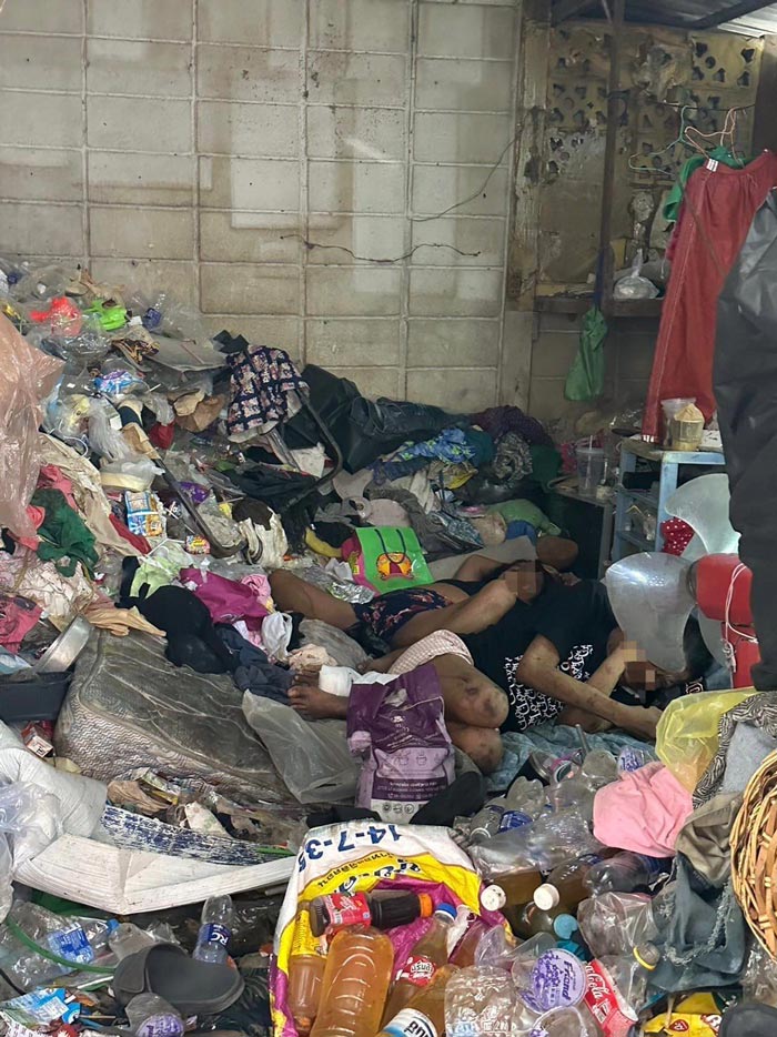 เด็ก 6 ขวบ กินนอนบนกองขยะ เด็ก 6 ขวบ กินนอนบนกองขยะ
