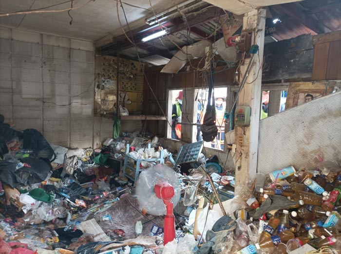 เด็ก 6 ขวบ กินนอนบนกองขยะ เด็ก 6 ขวบ กินนอนบนกองขยะ