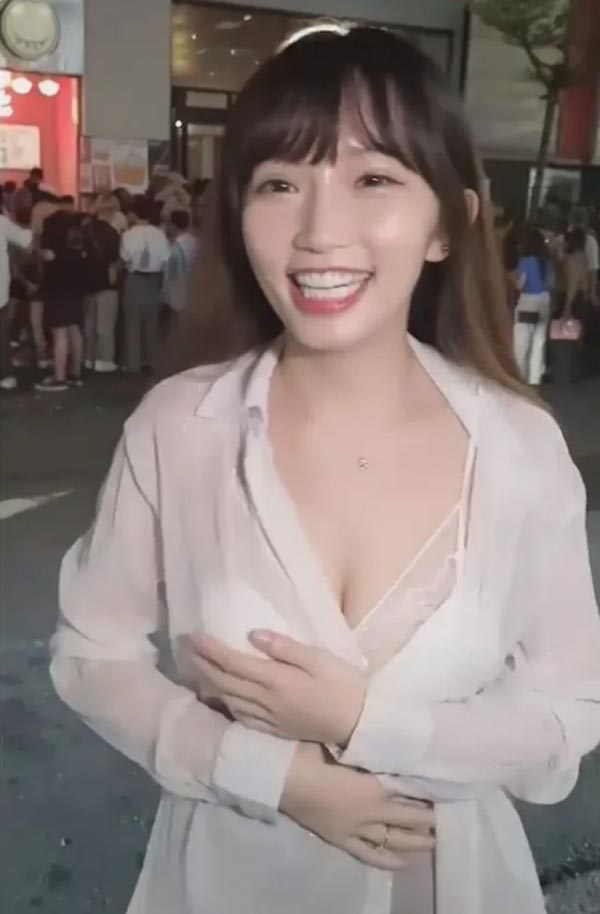 สาวเซ็กซี่ สาวถอดเสื้อกลางถนน สาวเซ็กซี่ สาวถอดเสื้อกลางถนน