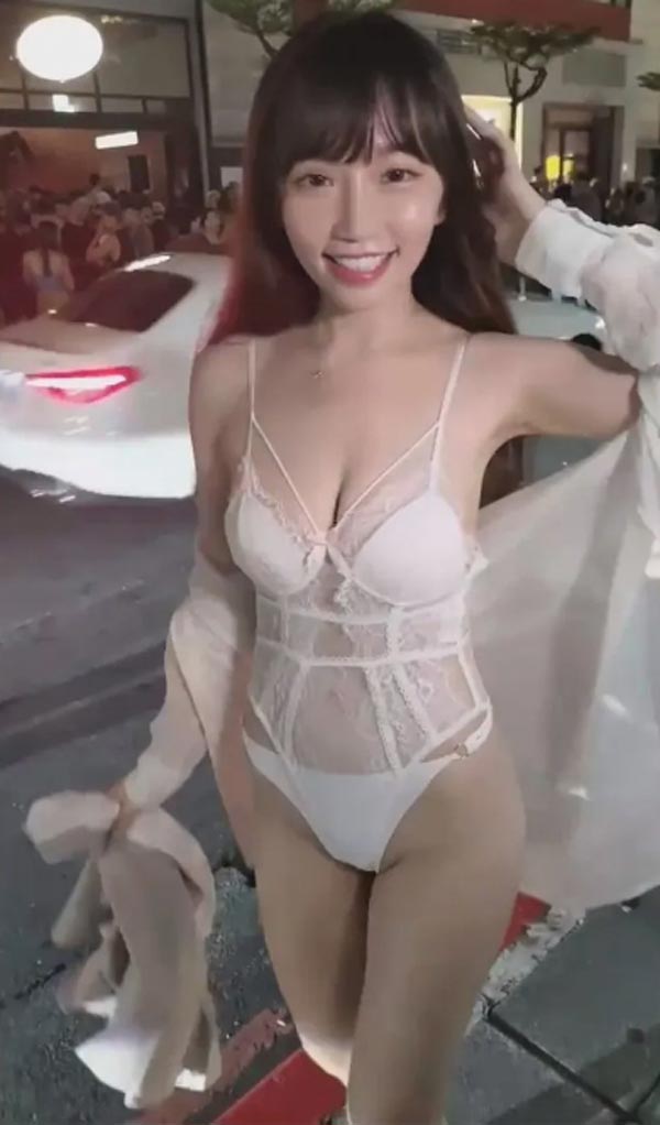 สาวเซ็กซี่ สาวถอดเสื้อกลางถนน สาวเซ็กซี่ สาวถอดเสื้อกลางถนน