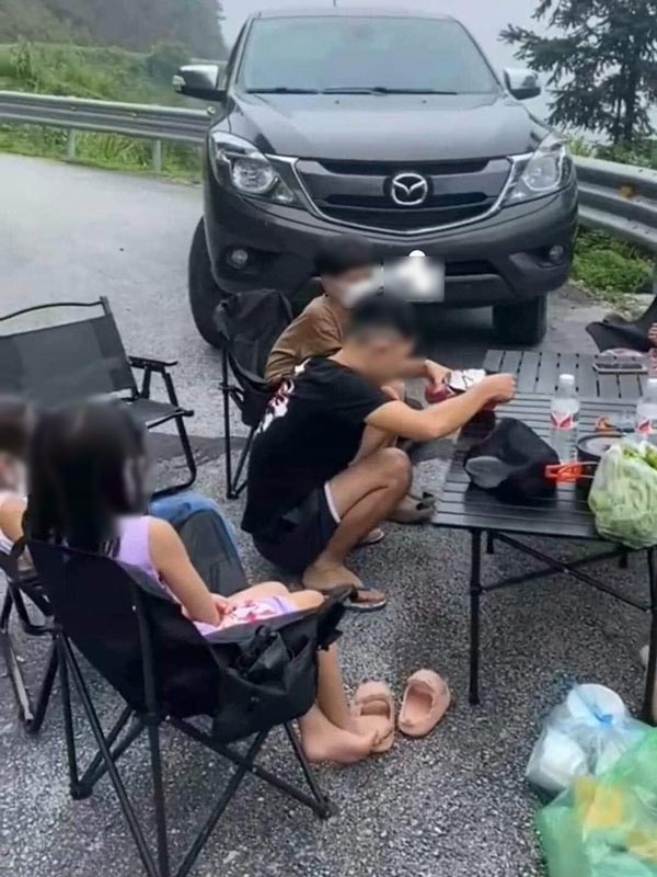 แคมปิ้งกลางถนน แคมปิ้งกลางถนน