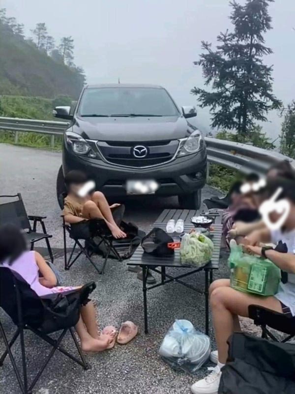 แคมปิ้งกลางถนน แคมปิ้งกลางถนน