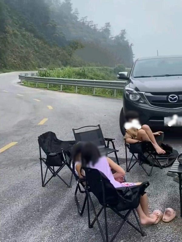 แคมปิ้งกลางถนน แคมปิ้งกลางถนน