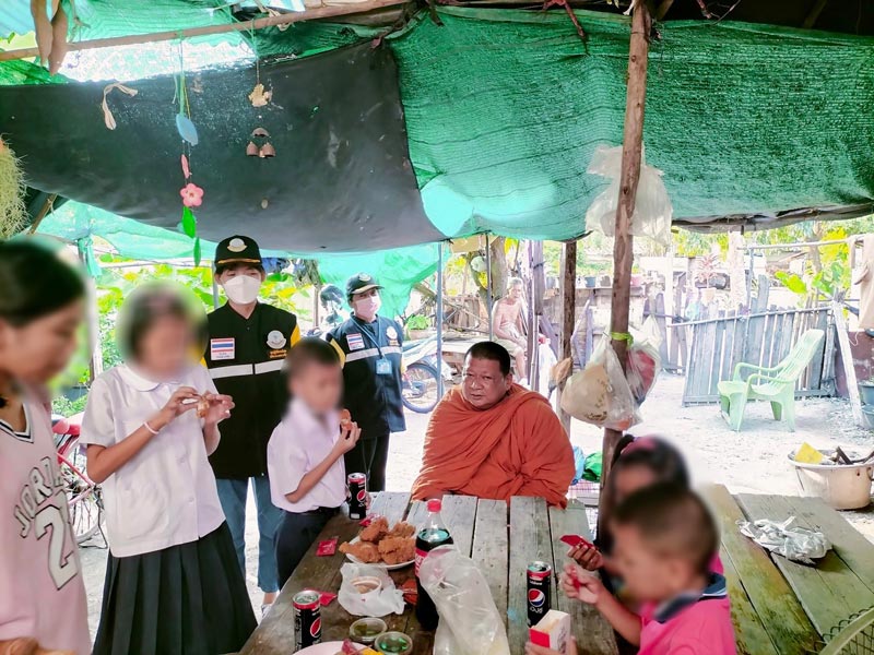 ครอบครัวยากจน ครอบครัวยากจน