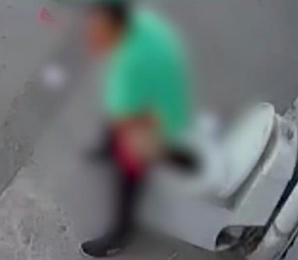 อุจจาระในชักโครกตั้งโชว์ อุจจาระในชักโครกตั้งโชว์