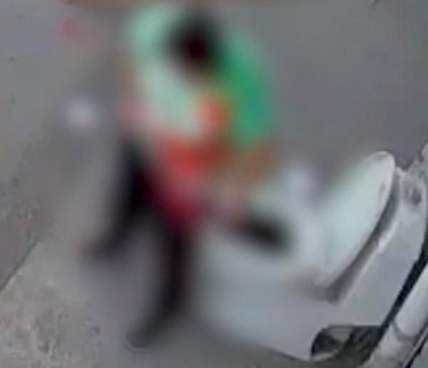 อุจจาระในชักโครกตั้งโชว์ อุจจาระในชักโครกตั้งโชว์