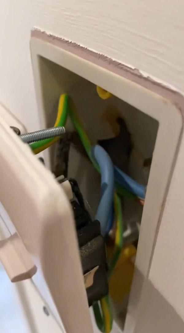 ปัญหาห้องนอนมีกลิ่นคาวปลา ปัญหาห้องนอนมีกลิ่นคาวปลา