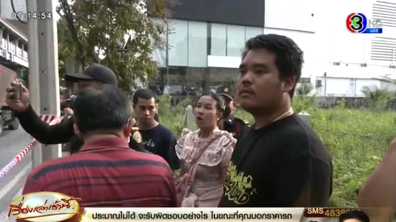 รถบรรทุกขนดินทำถนนยุบ รถบรรทุกขนดินทำถนนยุบ