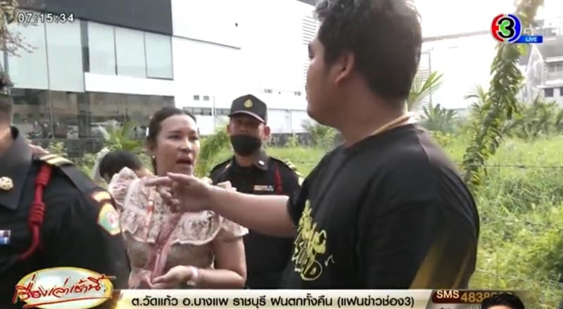 รถบรรทุกขนดินทำถนนยุบ รถบรรทุกขนดินทำถนนยุบ