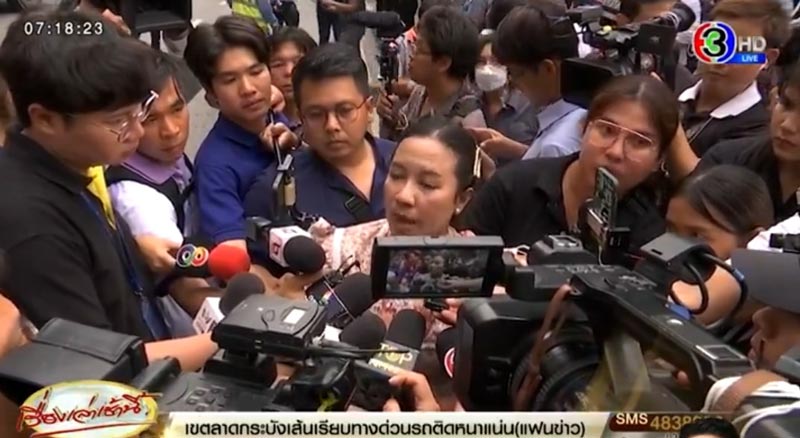 รถบรรทุกขนดินทำถนนยุบ รถบรรทุกขนดินทำถนนยุบ