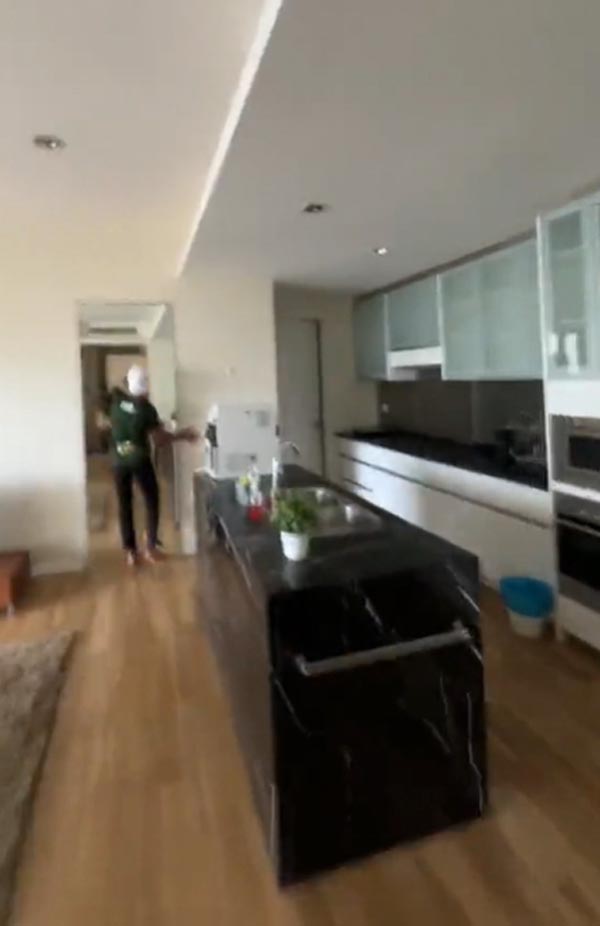 วิ่งชนกระจกเพราะภาพหลอกตา วิ่งชนกระจกเพราะภาพหลอกตา