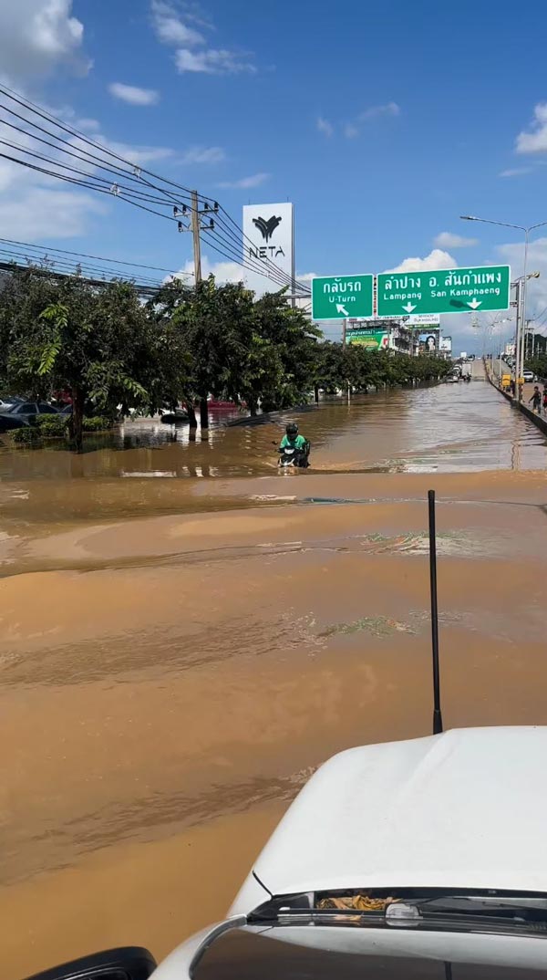 ไรเดอร์ลุยน้ำท่วมเชียงใหม่ ไรเดอร์ลุยน้ำท่วมเชียงใหม่