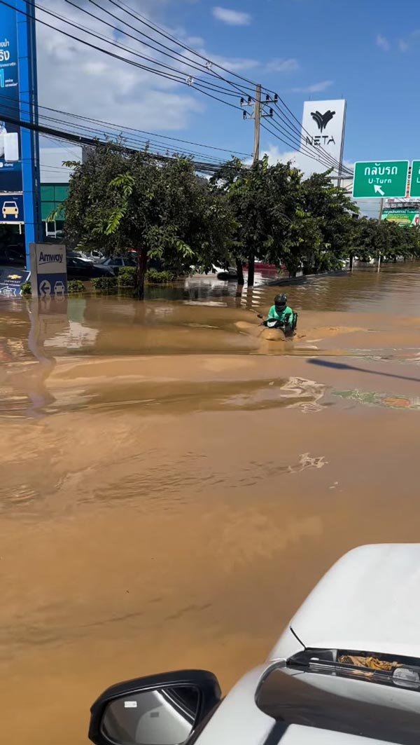 ไรเดอร์ลุยน้ำท่วมเชียงใหม่ ไรเดอร์ลุยน้ำท่วมเชียงใหม่