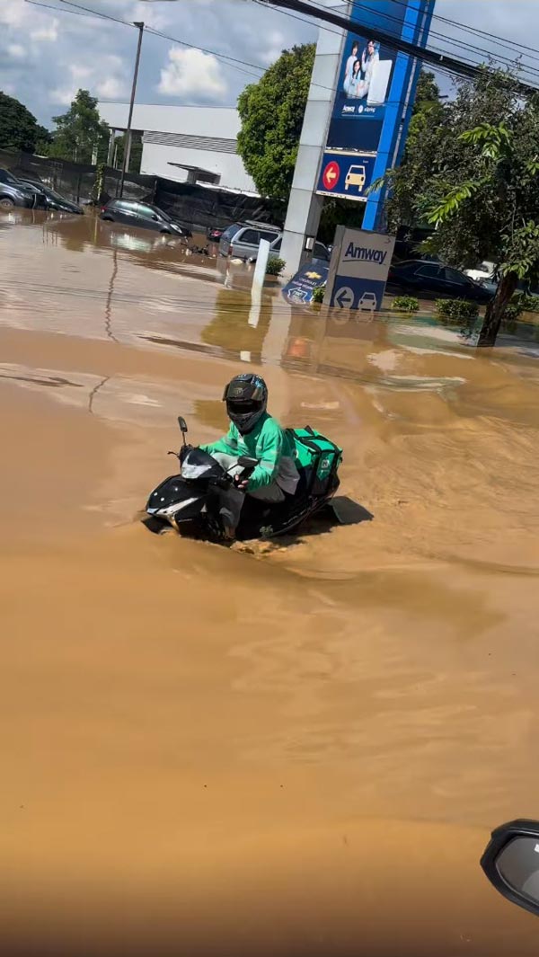 ไรเดอร์ลุยน้ำท่วมเชียงใหม่ ไรเดอร์ลุยน้ำท่วมเชียงใหม่