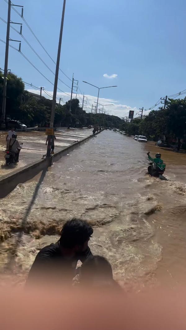 ไรเดอร์ลุยน้ำท่วมเชียงใหม่ ไรเดอร์ลุยน้ำท่วมเชียงใหม่