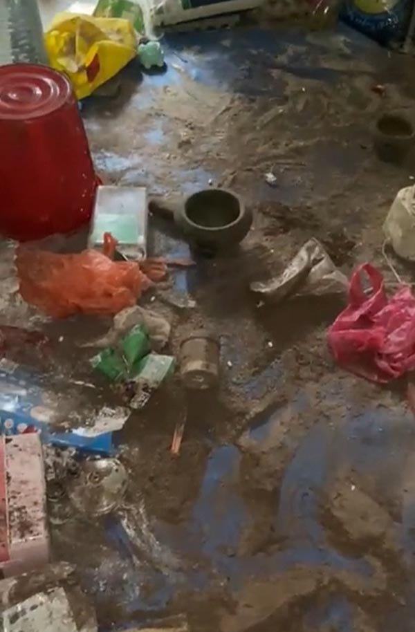 ปล่อยลูกเล่นในครัวตามลำพัง ปล่อยลูกเล่นในครัวตามลำพัง