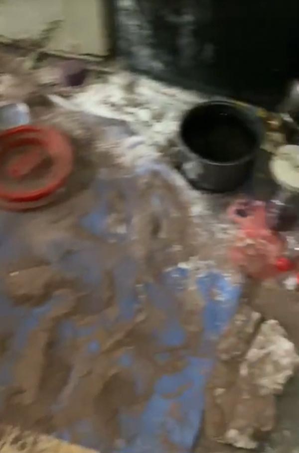 ปล่อยลูกเล่นในครัวตามลำพัง ปล่อยลูกเล่นในครัวตามลำพัง