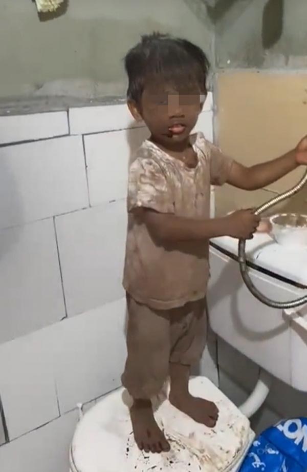 สภาพลูก หลังปล่อยเล่นในครัวตามลำพัง สภาพลูก หลังปล่อยเล่นในครัวตามลำพัง