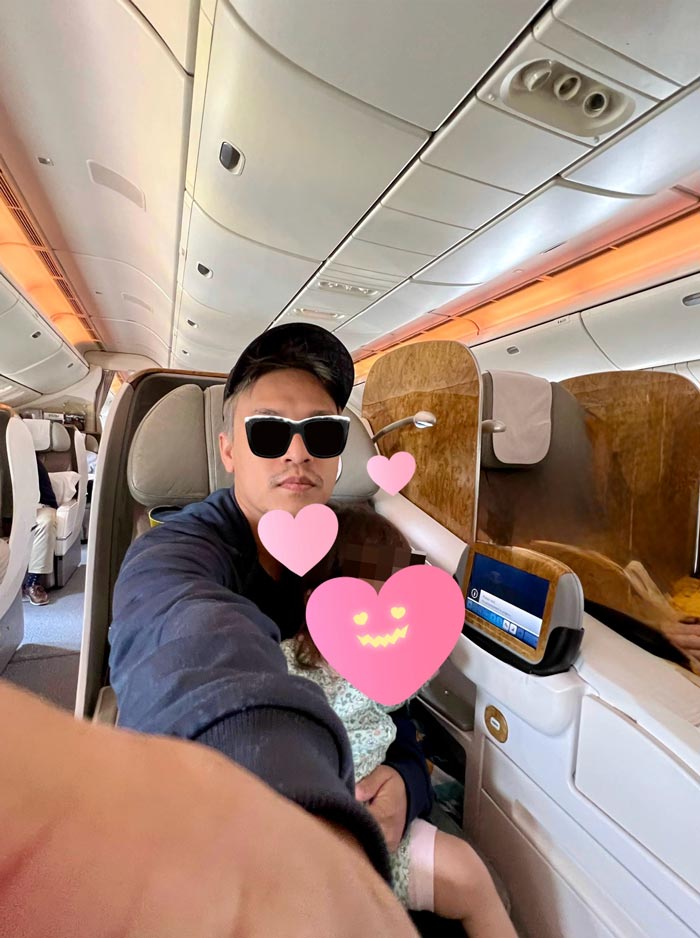 คนมีน้ำใจช่วยยกกระเป๋าบนเครื่องบิน คนมีน้ำใจช่วยยกกระเป๋าบนเครื่องบิน