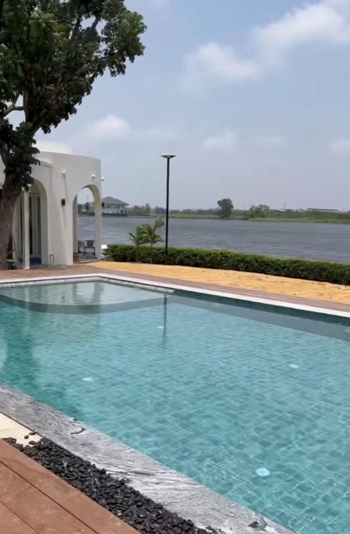 สระว่ายน้ำ 3 ล้าน ของ เบิร์ด วันว่าง ๆ สระว่ายน้ำ 3 ล้าน ของ เบิร์ด วันว่าง ๆ