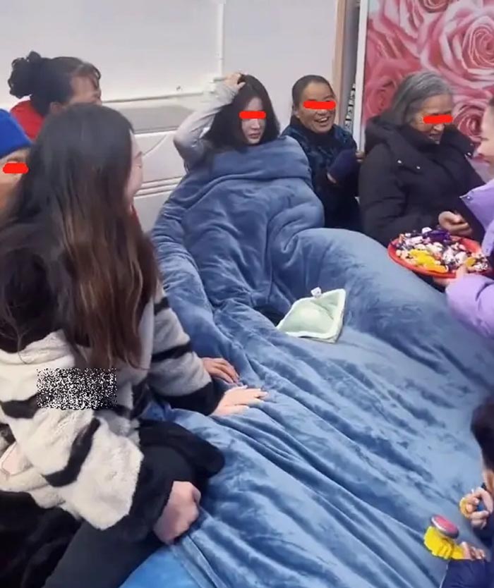 ตื่นนอนมาเจอคนแปลกหน้ารอบเตียง ตื่นนอนมาเจอคนแปลกหน้ารอบเตียง