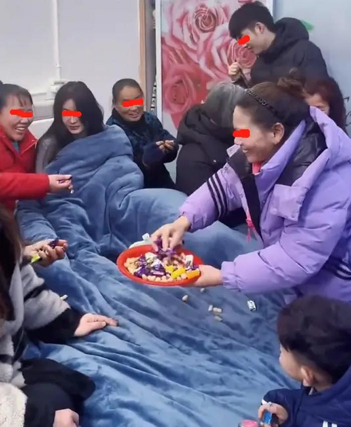 ตื่นนอนมาเจอคนแปลกหน้ารอบเตียง ตื่นนอนมาเจอคนแปลกหน้ารอบเตียง