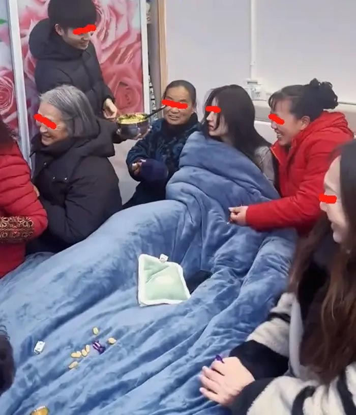 ตื่นนอนมาเจอคนแปลกหน้ารอบเตียง ตื่นนอนมาเจอคนแปลกหน้ารอบเตียง