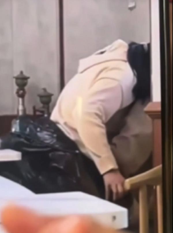 คู่รักนักศึกษาในโรงอาหาร คู่รักนักศึกษาในโรงอาหาร