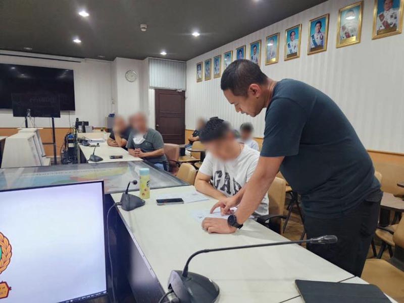 ตำรวจปลอมตัวเป็นตำรวจ ตำรวจปลอมตัวเป็นตำรวจ