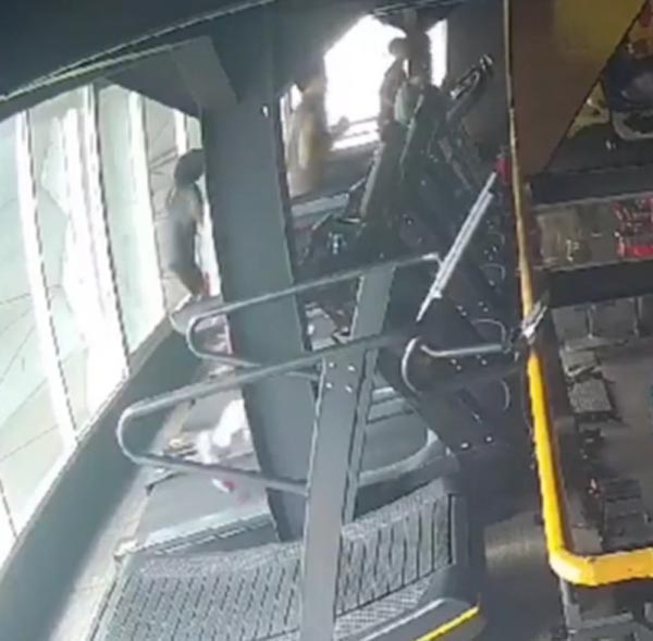 คนตกตึก ลู่วิ่งฟิตเนส คนตกตึก ลู่วิ่งฟิตเนส