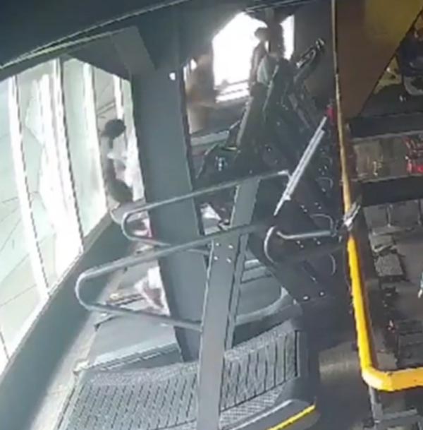 คนตกตึก ลู่วิ่งฟิตเนส คนตกตึก ลู่วิ่งฟิตเนส