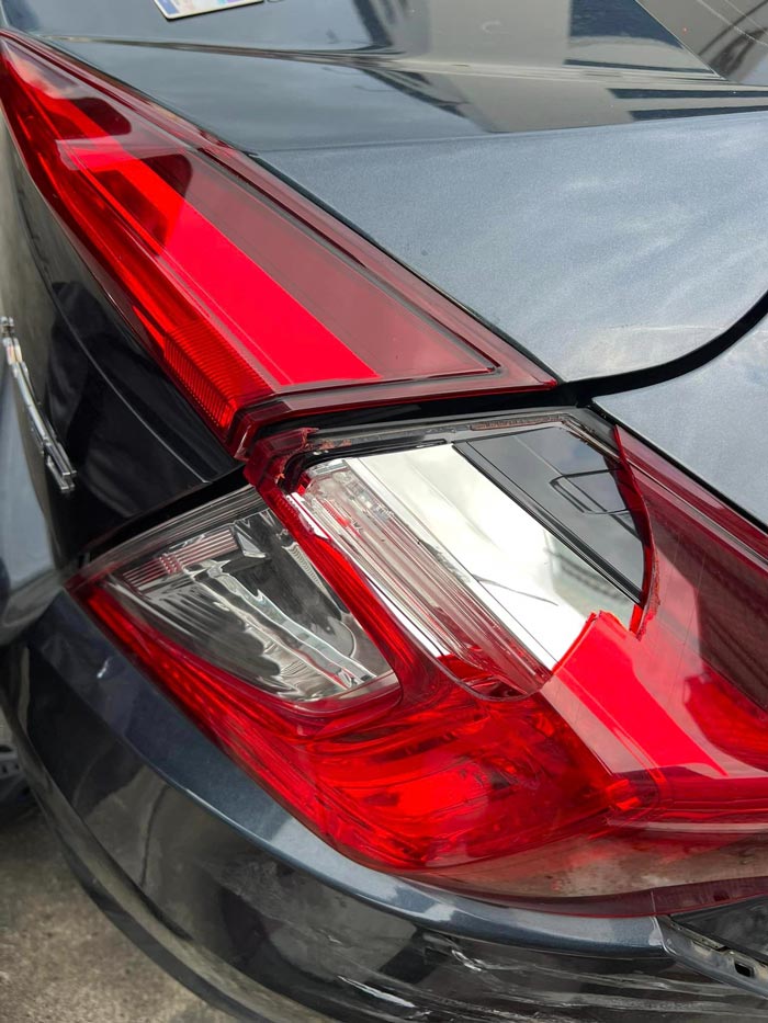 ไรเดอร์ขับชนท้ายรถเก๋ง ไรเดอร์ขับชนท้ายรถเก๋ง