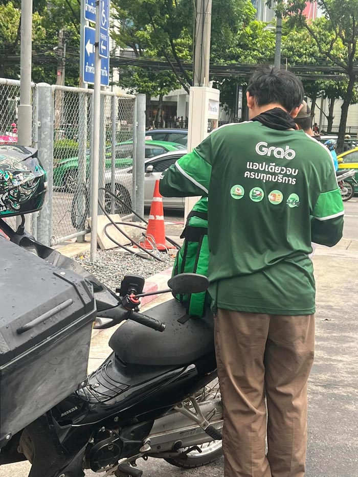 ไรเดอร์ขับชนท้ายรถเก๋ง ไรเดอร์ขับชนท้ายรถเก๋ง