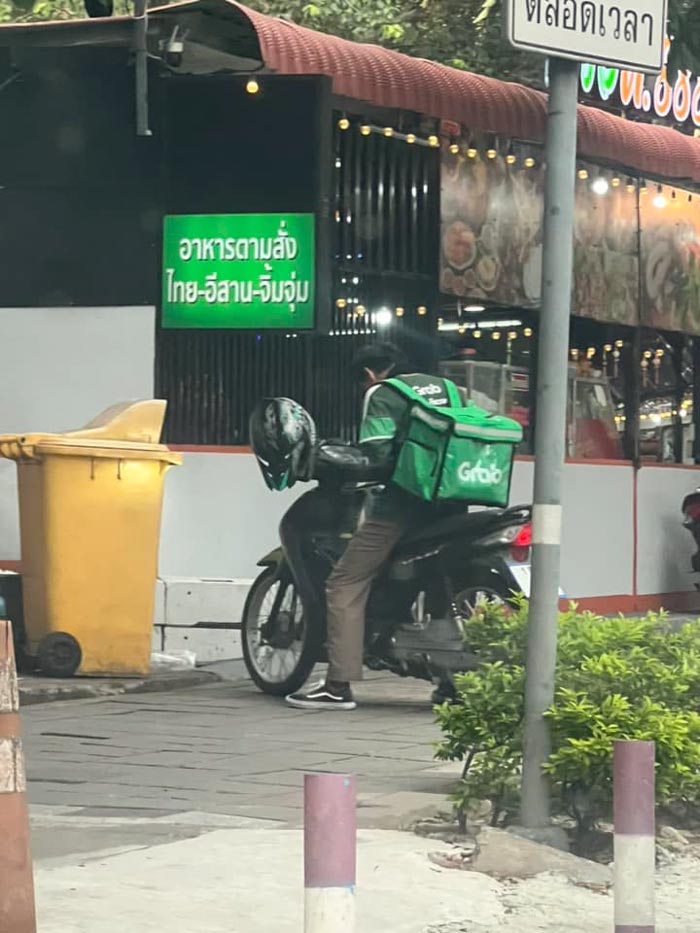 ไรเดอร์ขับชนท้ายรถเก๋ง ไรเดอร์ขับชนท้ายรถเก๋ง