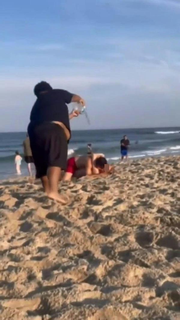 คู่รักพลอดรักริมชายหาด คู่รักพลอดรักริมชายหาด