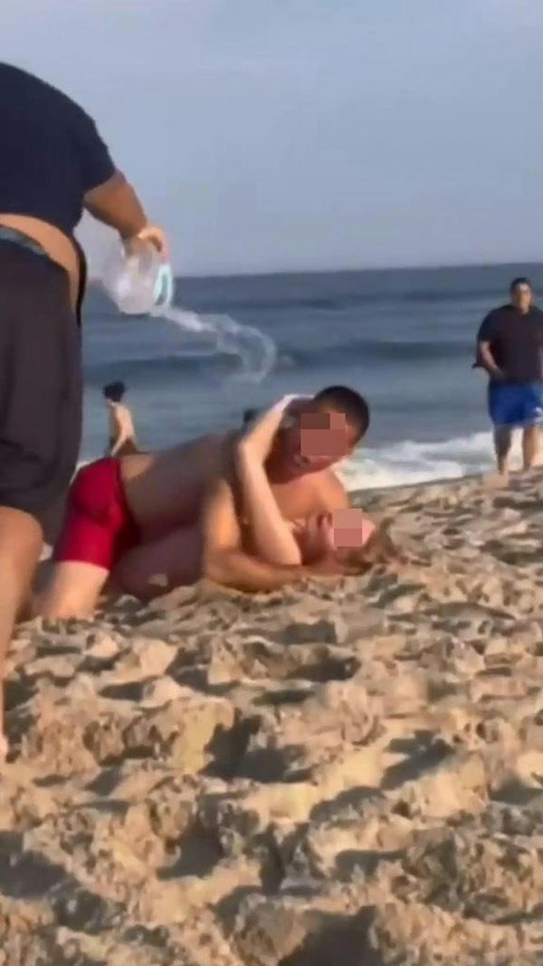 คู่รักพลอดรักริมชายหาด คู่รักพลอดรักริมชายหาด