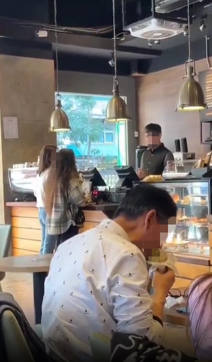 ลูกค้าโวยสั่งกาแฟร้อน แต่ร้อนเกินจนลวกมือ ลูกค้าโวยสั่งกาแฟร้อน แต่ร้อนเกินจนลวกมือ