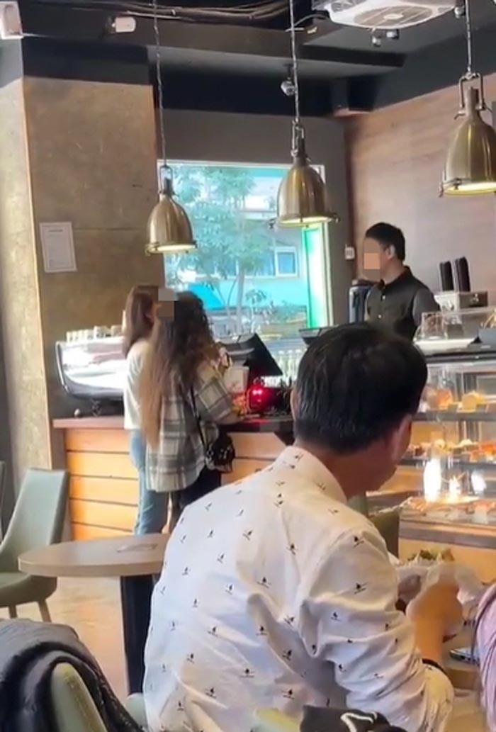 ลูกค้าโวยสั่งกาแฟร้อน แต่ร้อนเกินจนลวกมือ ลูกค้าโวยสั่งกาแฟร้อน แต่ร้อนเกินจนลวกมือ