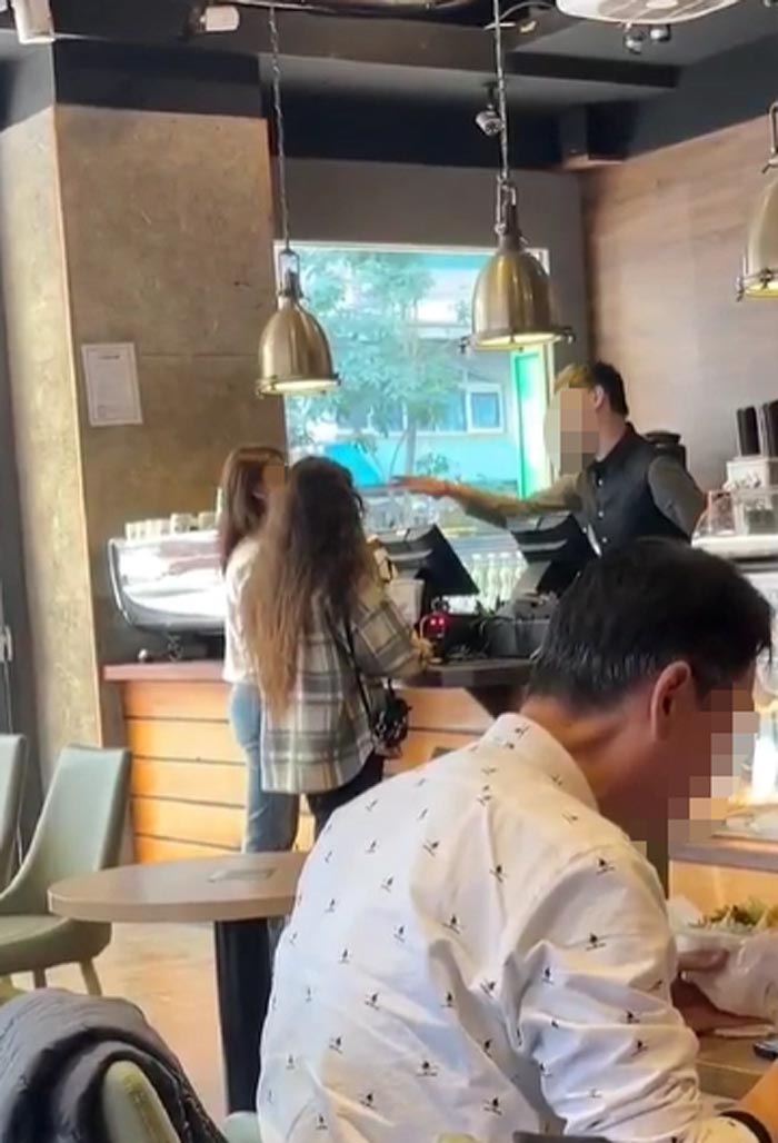 ลูกค้าโวยสั่งกาแฟร้อน แต่ร้อนเกินจนลวกมือ ลูกค้าโวยสั่งกาแฟร้อน แต่ร้อนเกินจนลวกมือ