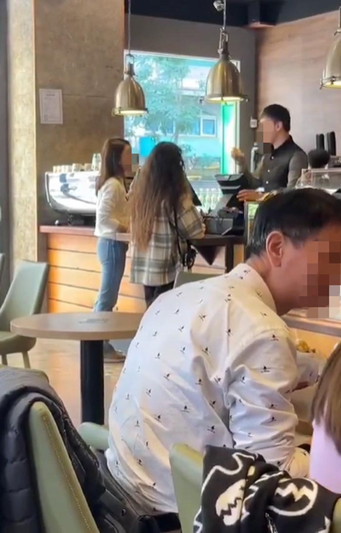 ลูกค้าโวยสั่งกาแฟร้อน แต่ร้อนเกินจนลวกมือ ลูกค้าโวยสั่งกาแฟร้อน แต่ร้อนเกินจนลวกมือ