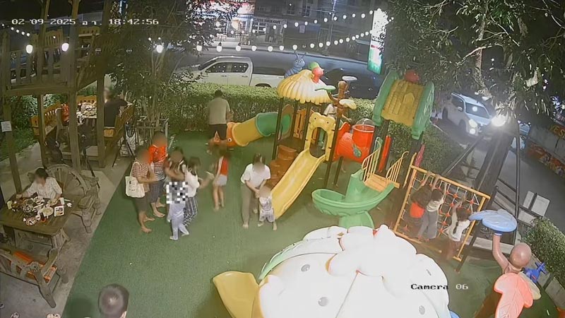 ผัวเมียเตะตีเด็กหญิง ผัวเมียเตะตีเด็กหญิง