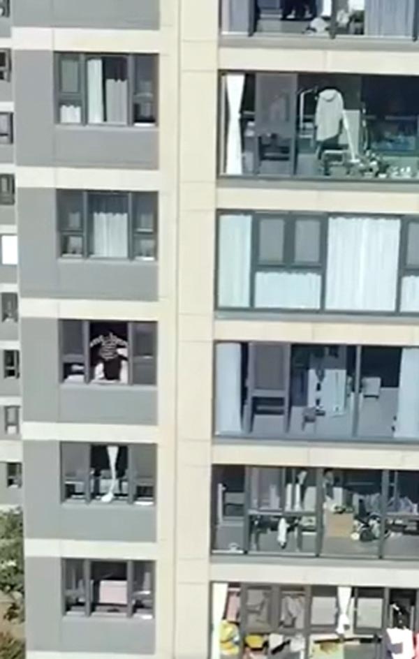 เห็นคนจะกระโดดหน้าต่างตึกฝั่งตรงข้าม เห็นคนจะกระโดดหน้าต่างตึกฝั่งตรงข้าม