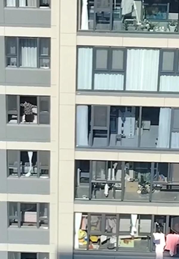 ตกใจเห็นคนจะกระโดดหน้าต่างตึกฝั่งตรงข้าม ตกใจเห็นคนจะกระโดดหน้าต่างตึกฝั่งตรงข้าม