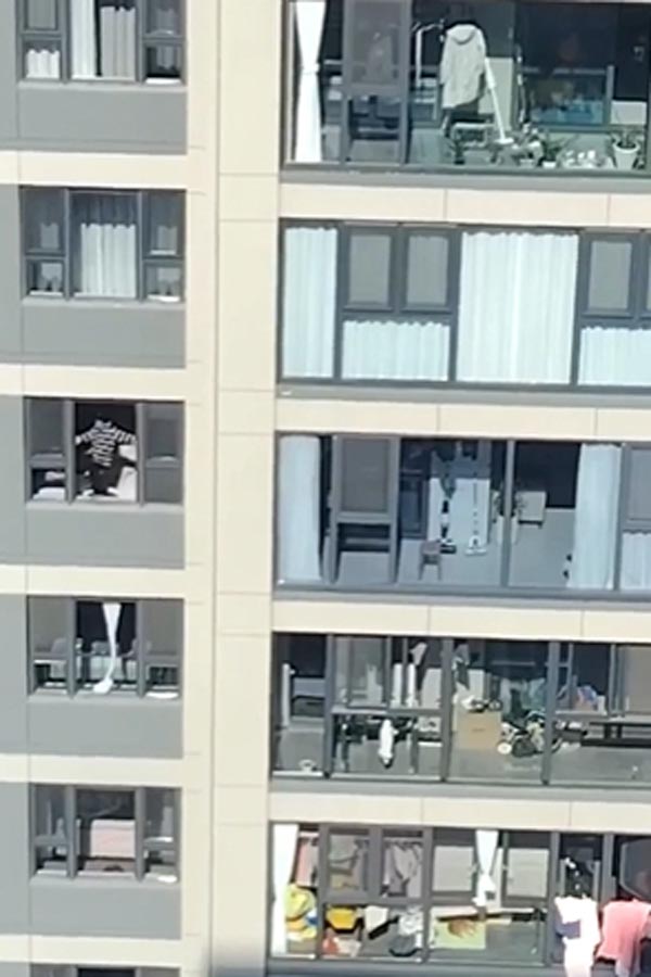 คนจะกระโดดหน้าต่างตึกฝั่งตรงข้าม คนจะกระโดดหน้าต่างตึกฝั่งตรงข้าม