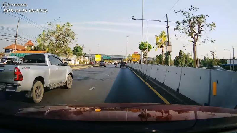 เก๋งขับจี้มอเตอร์ไซค์เลนขวา เก๋งขับจี้มอเตอร์ไซค์เลนขวา