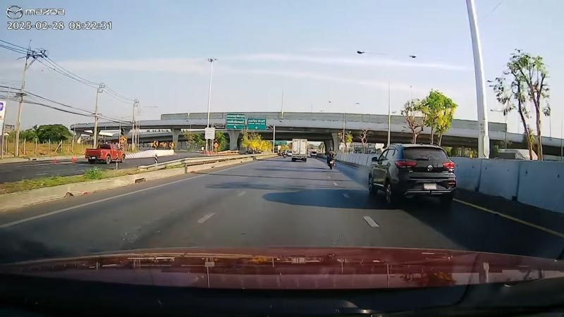 เก๋งขับจี้มอไซค์แซงขวา เก๋งขับจี้มอไซค์แซงขวา