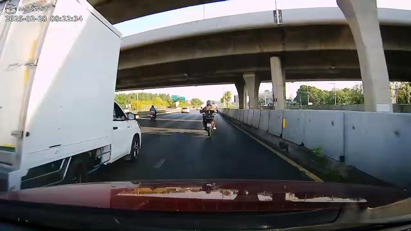 เก๋งหัวร้อน ขับจี้มอไซค์เลนขวา บีบแตร พุ่งชนท้าย เก๋งหัวร้อน ขับจี้มอไซค์เลนขวา บีบแตร พุ่งชนท้าย